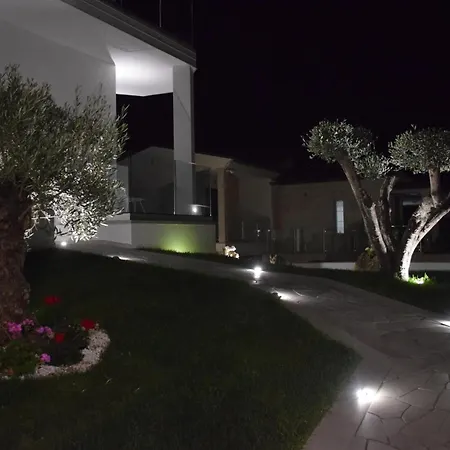 לינה וארוחת בוקר Chic & Charme Luxury 4*